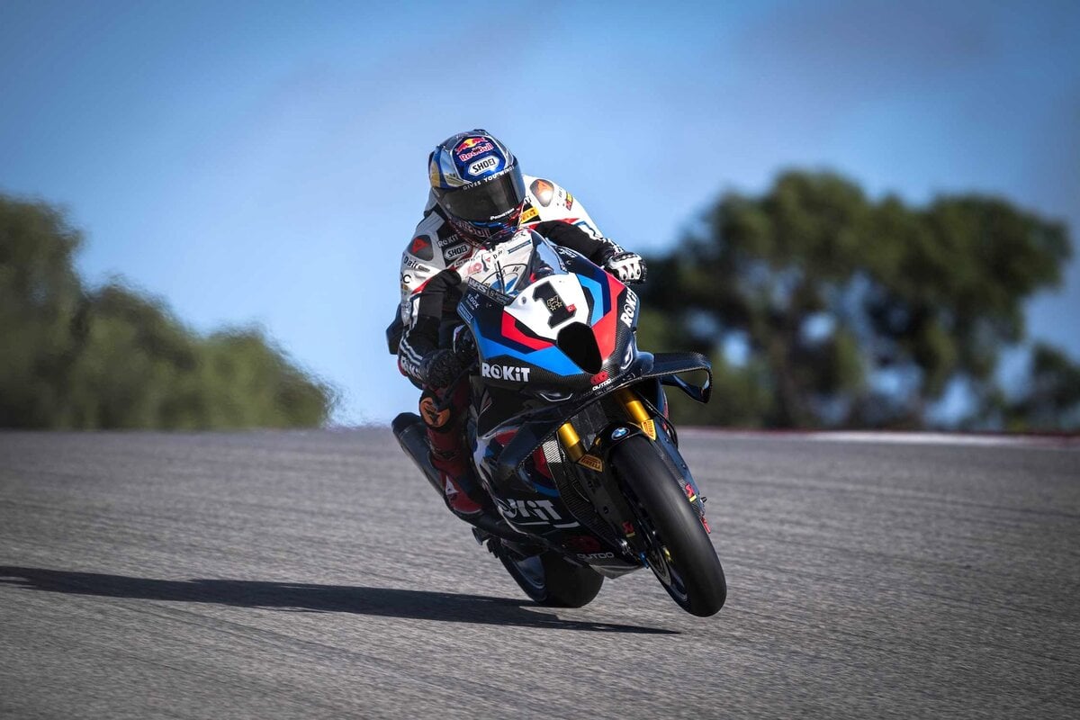 Toprak Razgatlıoğlu in azione sulla BMW durante una gara del mondiale Superbike 2025