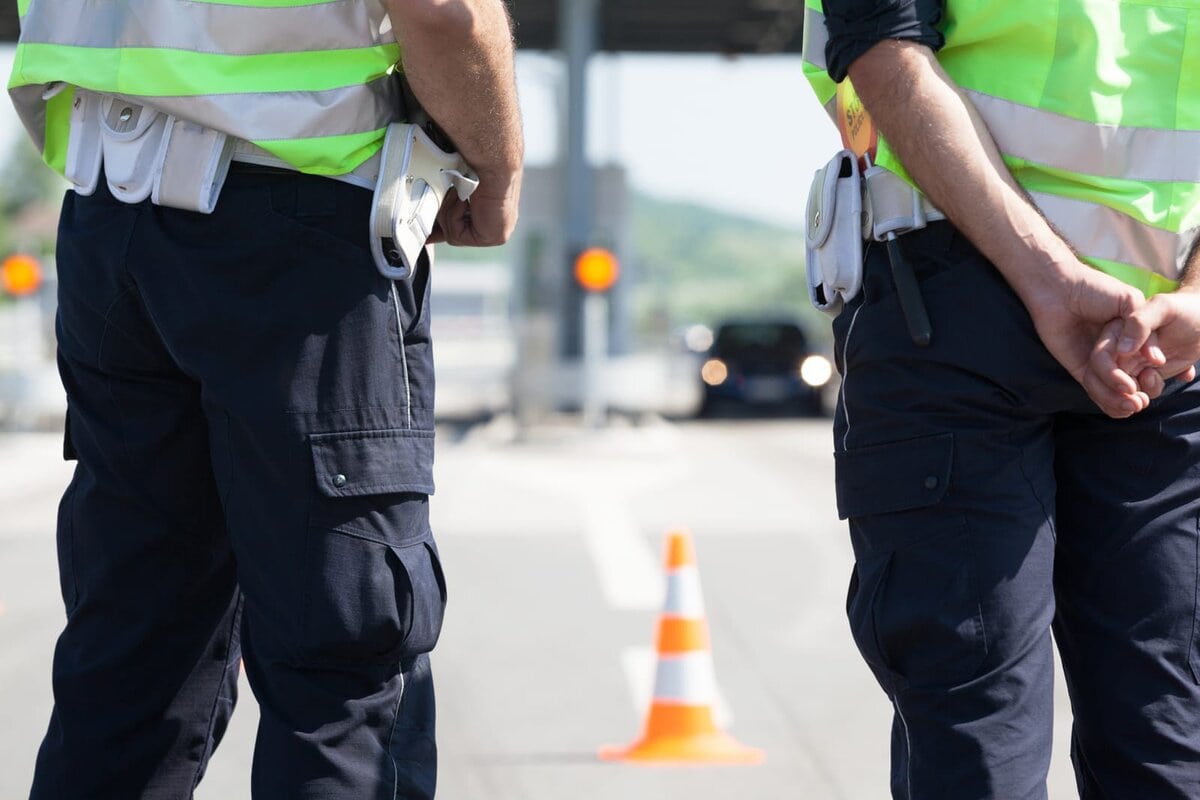 polizia controlli autovelox all'uscita dalla autostrada dopo il casello