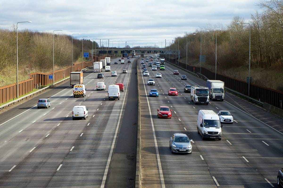 Rilievo autovelox rilevamento velocità in strada con strumenti tecnologici, autovelox in funzione per sicurezza stradale, strumentazione di controllo velocità in autostrada con il tramonto sullo sfondo.