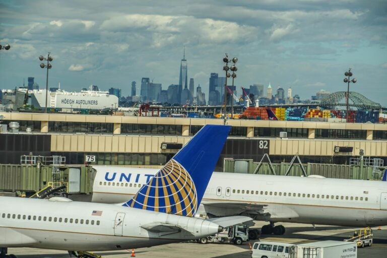 Quali sono gli aeroporti di New York e dove si trovano rispetto a Manhattan