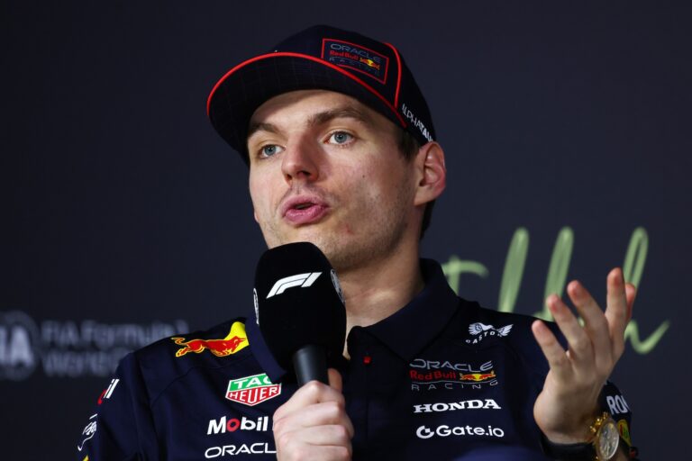 Max Verstappen rompe il silenzio: “Resto in Red Bull fino al 2028”