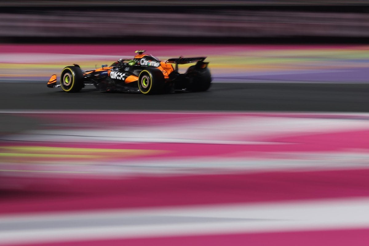 Oscar Piastri al volante della McLaren F1 2025 in azione su pista con livrea arancione e nera.