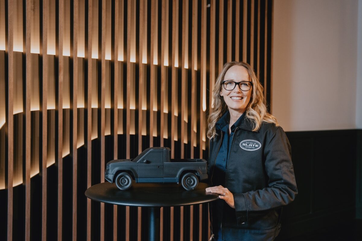 Tisha Johnson chief designer Slate con modellino pick-up elettrico Slate CDE25