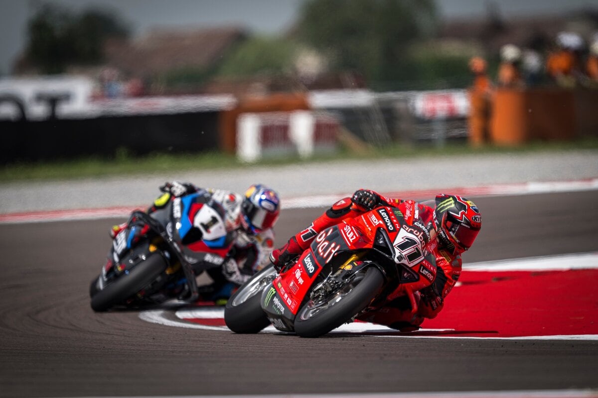 Nicolò Bulega su Dicati davanti a Toprak Razgatlioglu su BMW in curva durante una gara di SBK 2025