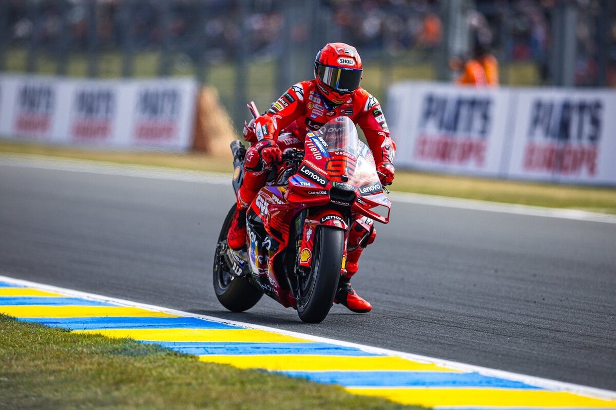 Marc Márquez in sella alla Ducati MotoGP 2025 con livrea rossa, in azione su pista asciutta.