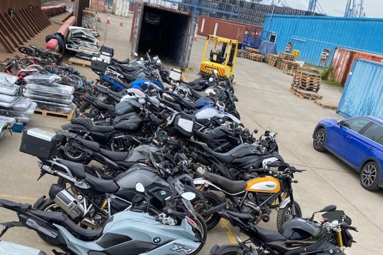 Dalla segnalazione al maxi recupero: 25 moto rubate ritrovate in un solo giorno grazie ad un localizzatore