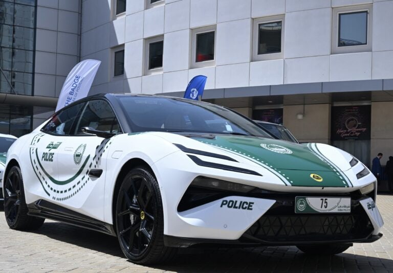 Lotus Emeya-S: debutto elettrico nella flotta della Polizia di Dubai