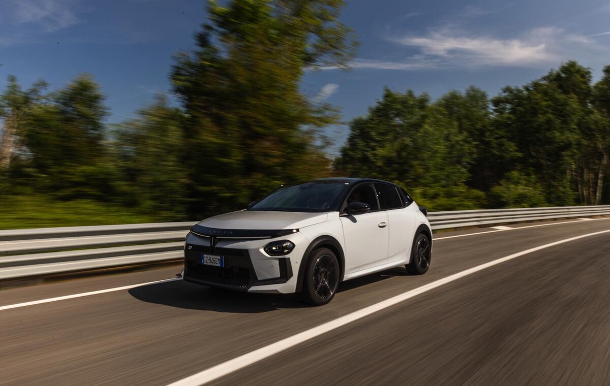 Lancia Ypsilon HF Line bianca in pista