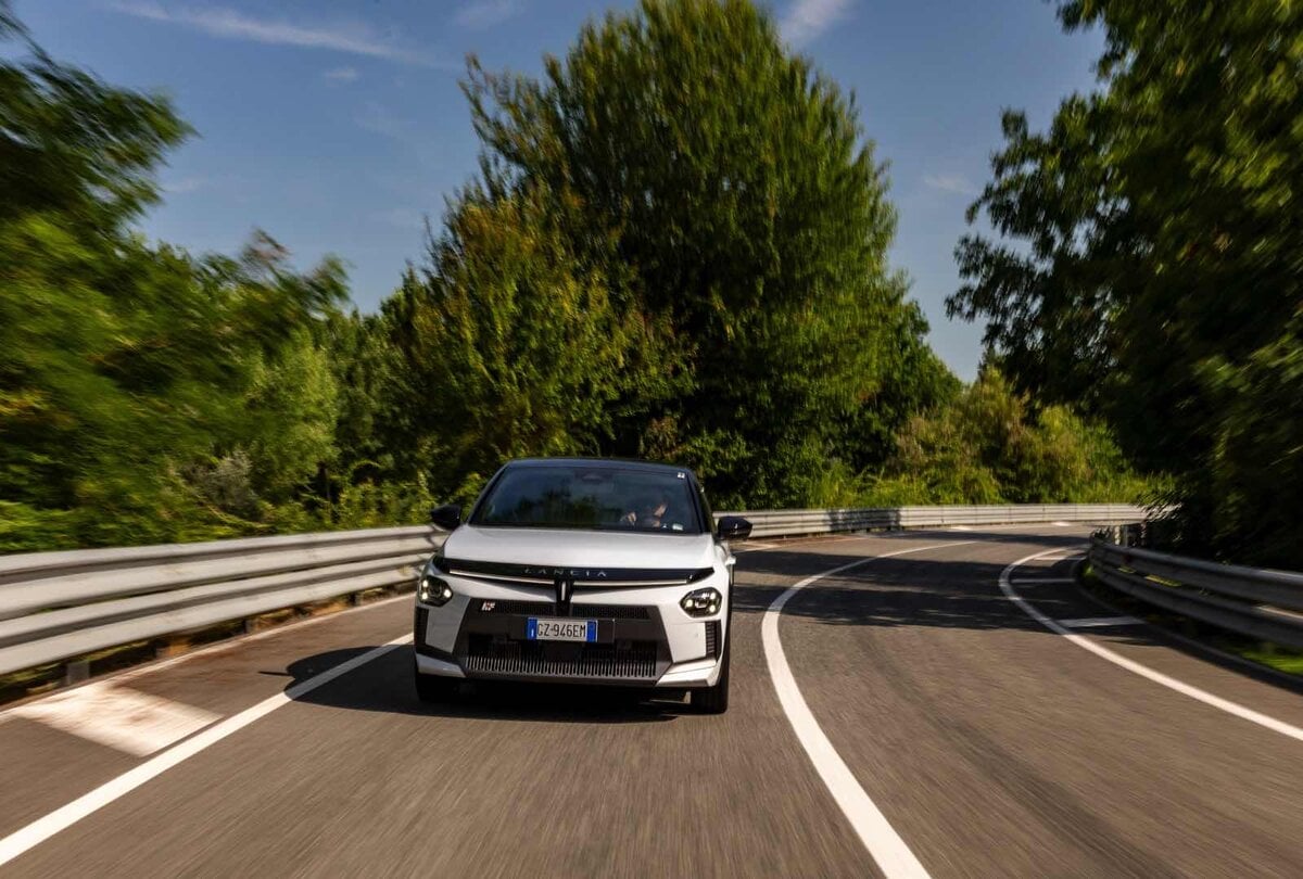Lancia Ypsilon HF Line bianca in curva