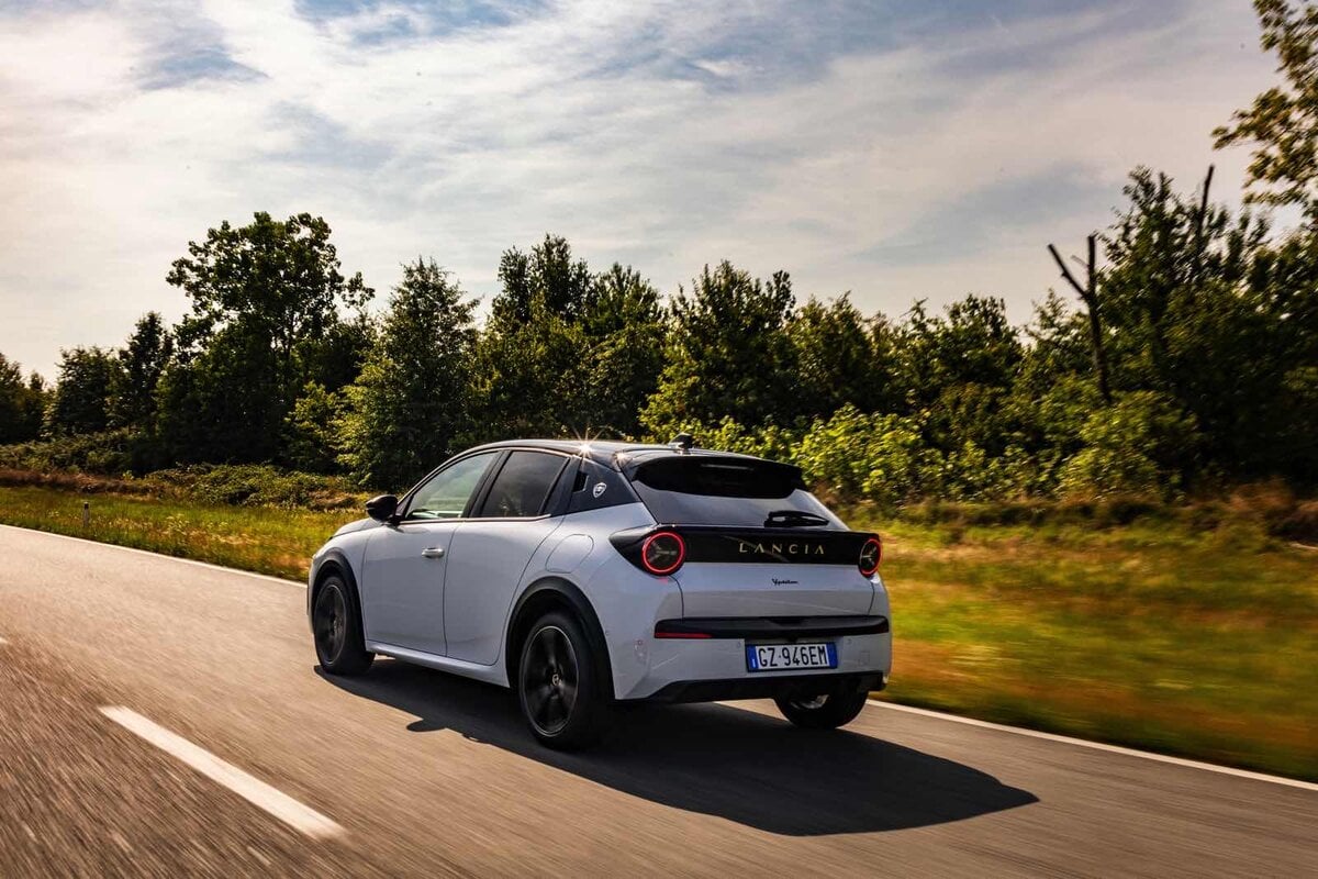 Lancia Ypsilon HF Line bianca da dietro