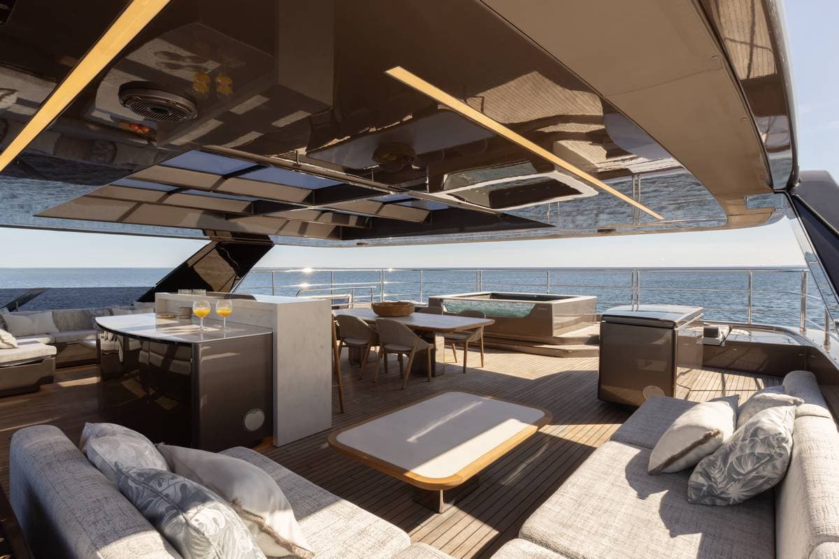 Il flybridge si trasforma in una terrazza sospesa sull’orizzonte