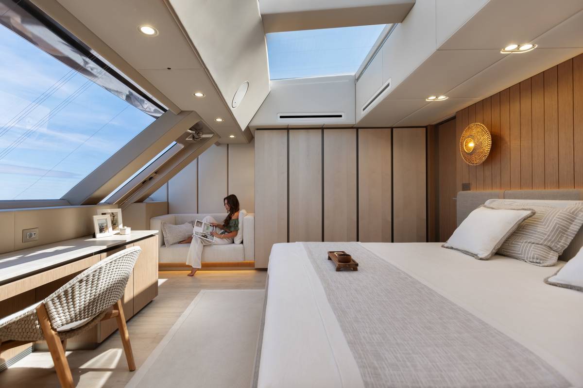 La suite a tutto baglio è un’oasi sospesa sull’acqua con accesso privato dalla terrazza di prua