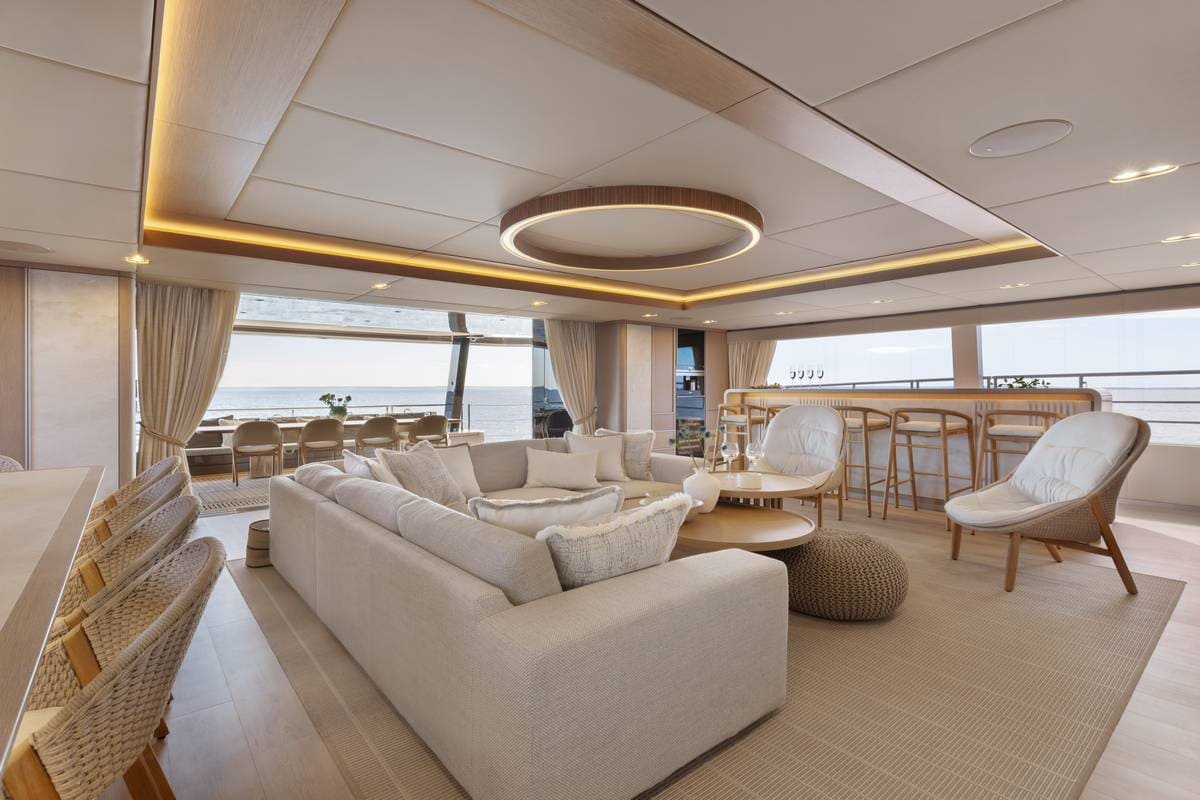 Lo spazio open-space di 222 m² inondato di luce naturale