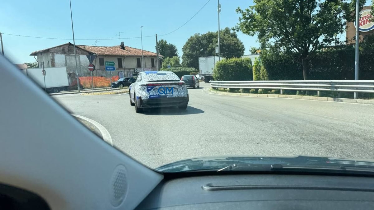 La Alpine A390 camuffata vista al posteriore in uscita dalla rotonda