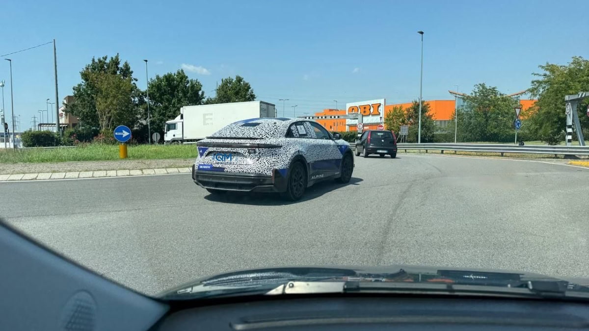 La Alpine A390 camuffata vista al posteriore in rotatoria