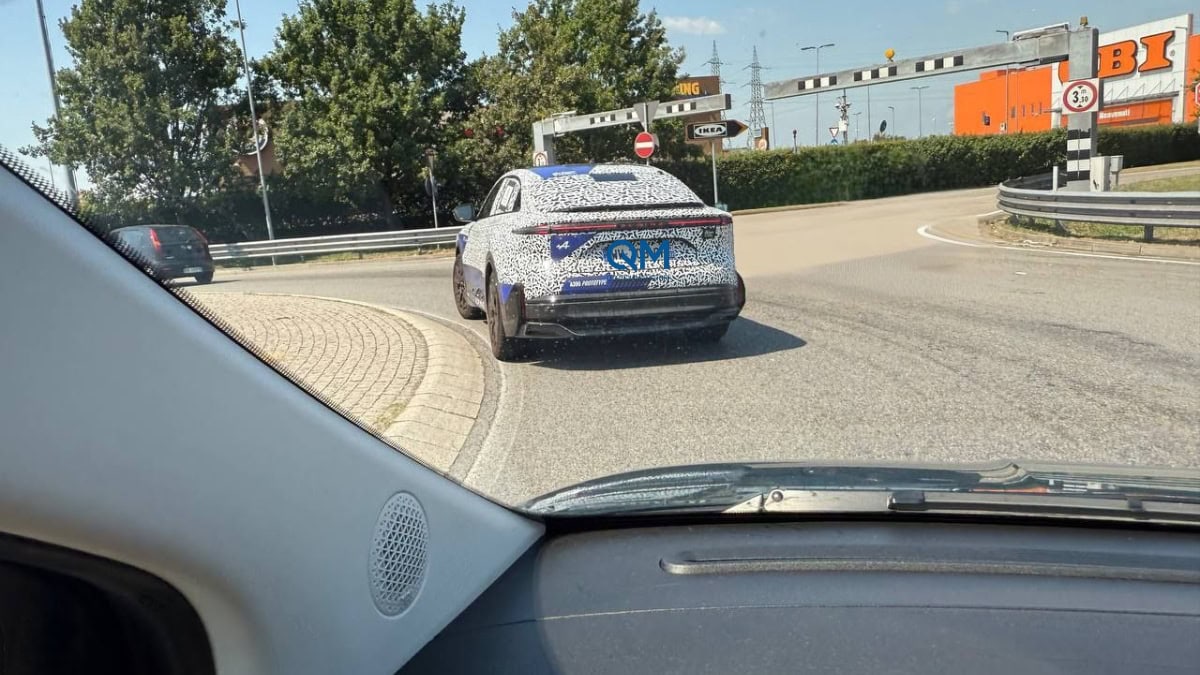 La Alpine A390 camuffata vista al posteriore in curva nella rotonda