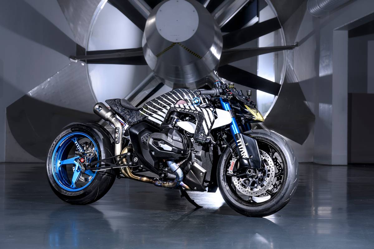 Moto custom BMW R 1300 R Titan nera e blu, design muscoloso