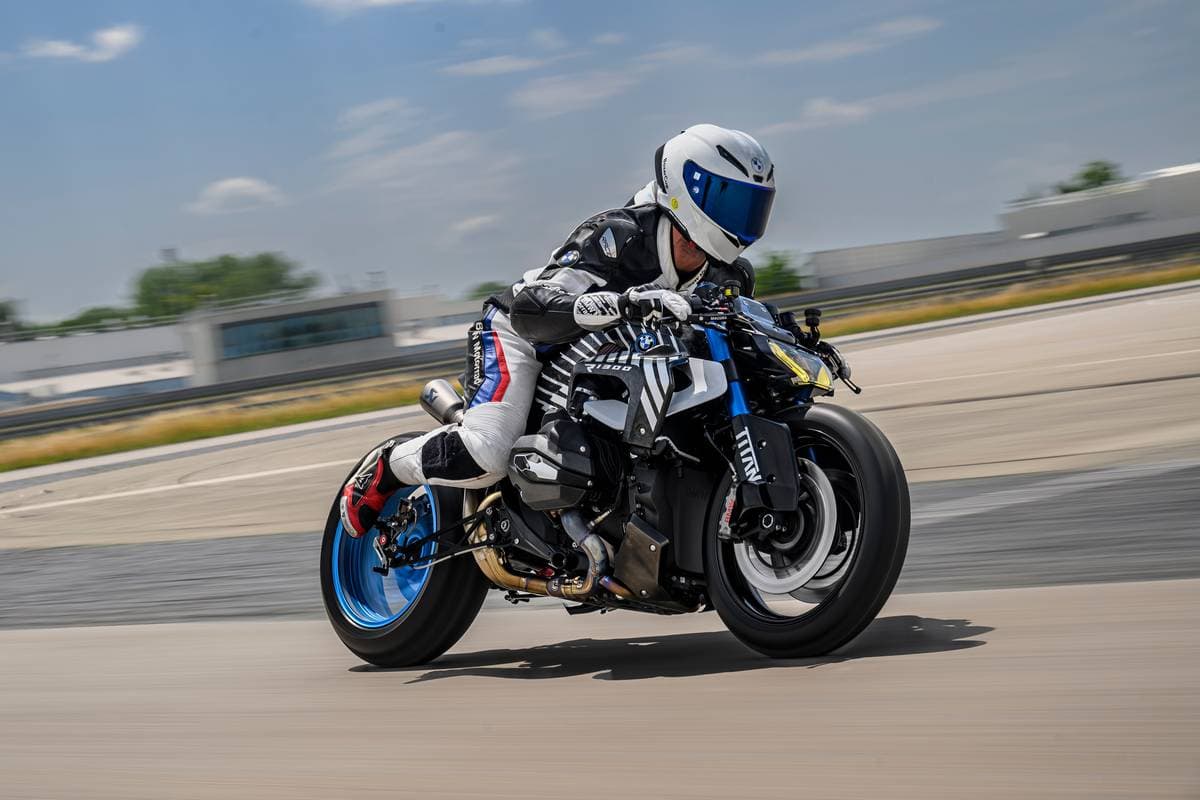 BMW R 1300 R Titan in pista, cerchi blu, design aggressivo