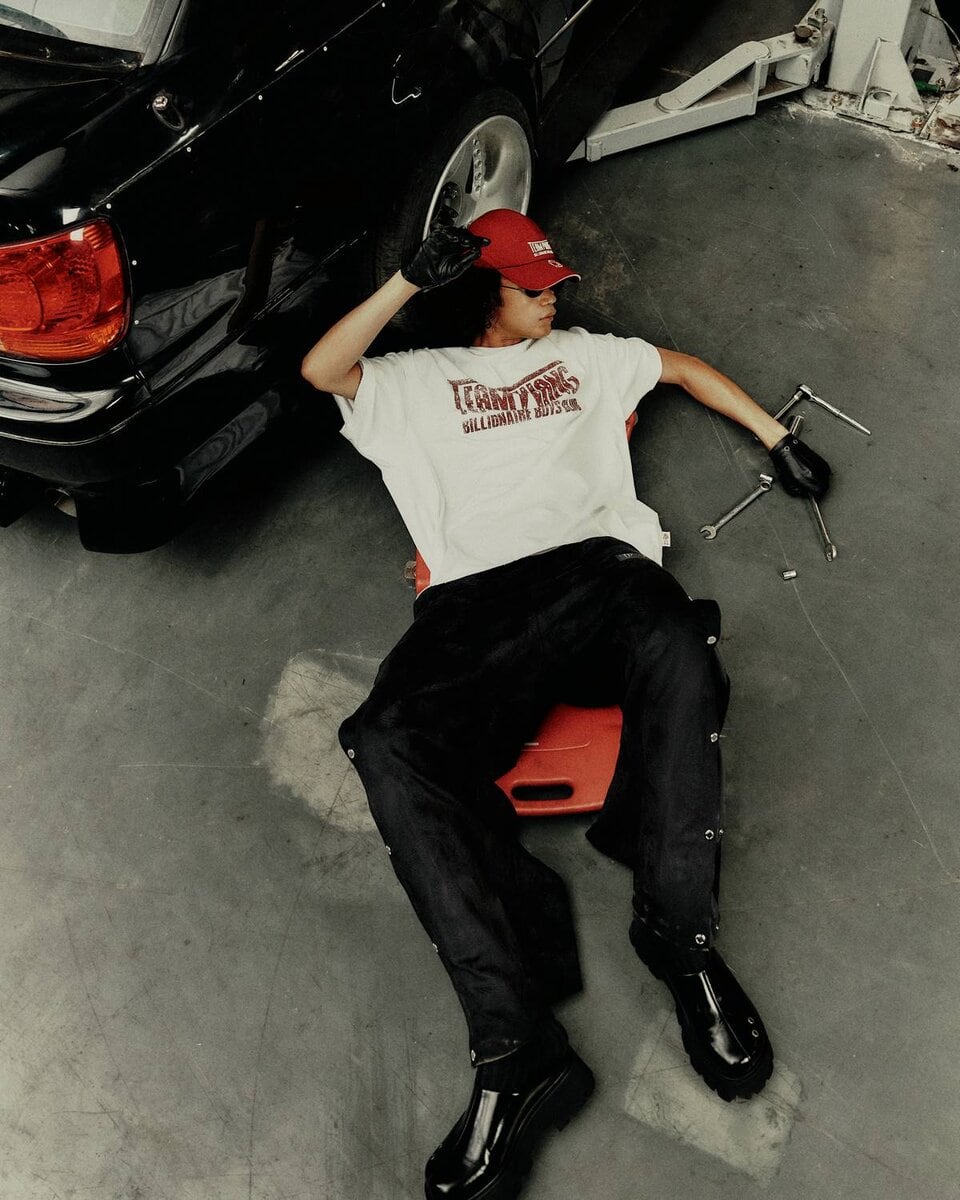 La collezione fonde la firma streetwear rilassata di Pharrell con lo stile più audace di Jackson Wang.