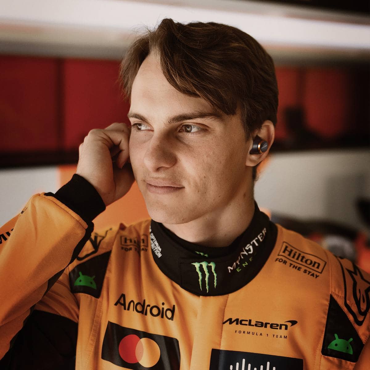 Piloti McLaren con auricolari Bowers & Wilkins indossati nel box Formula 1