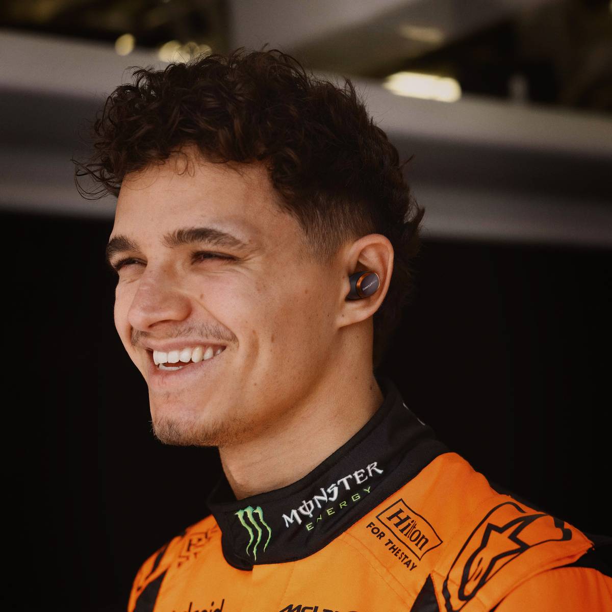 Piloti McLaren con auricolari Bowers & Wilkins indossati nel box Formula 1