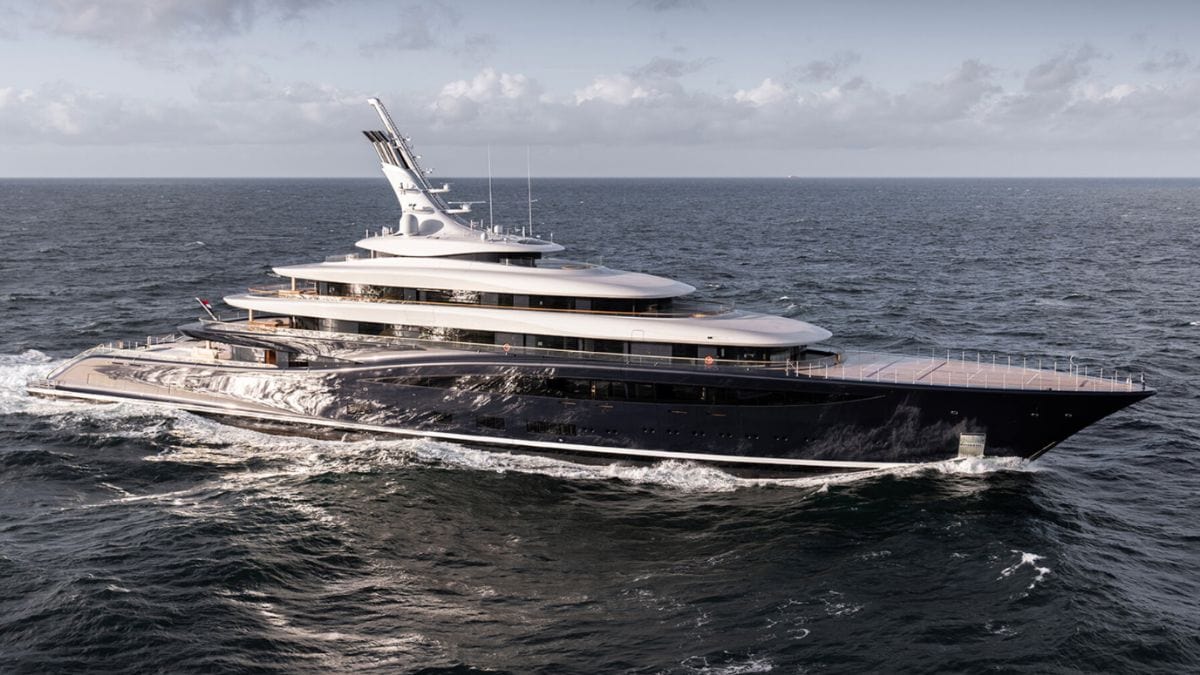 Lo yacht di lusso "Breakthrough" naviga in mare aperto, con design elegante, linee moderne e una struttura multi-ponti illuminata dal sole.