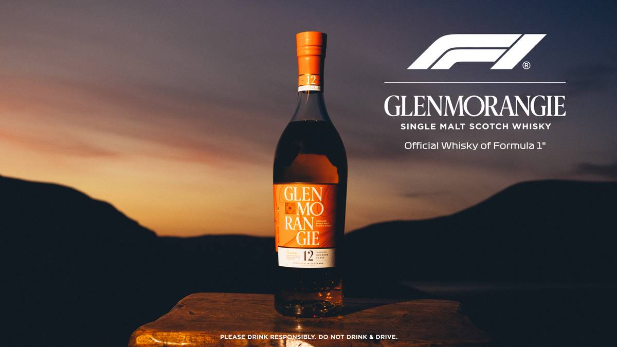 Bottiglia Glenmorangie 12 anni su sfondo tramonto arancio, official whisky Formula 1