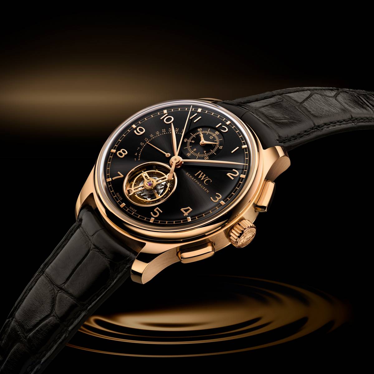 Vista laterale dell’IWC Portugieser 2025 con quadrante nero, dettagli oro rosa, tourbillon a vista e cinturino in pelle nera.