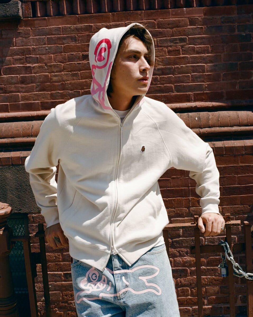 Come sempre, la mascotte del marchio, il Running Dog, fa più apparizioni: rivisitata su denim, in stampe all-over e su felpe oversize