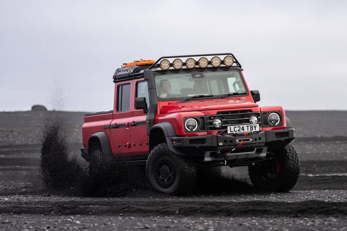 I veicoli sono disponibili con motori BMW B57 diesel o B58 benzina a sei cilindri in linea da 3 litri turbocompressi