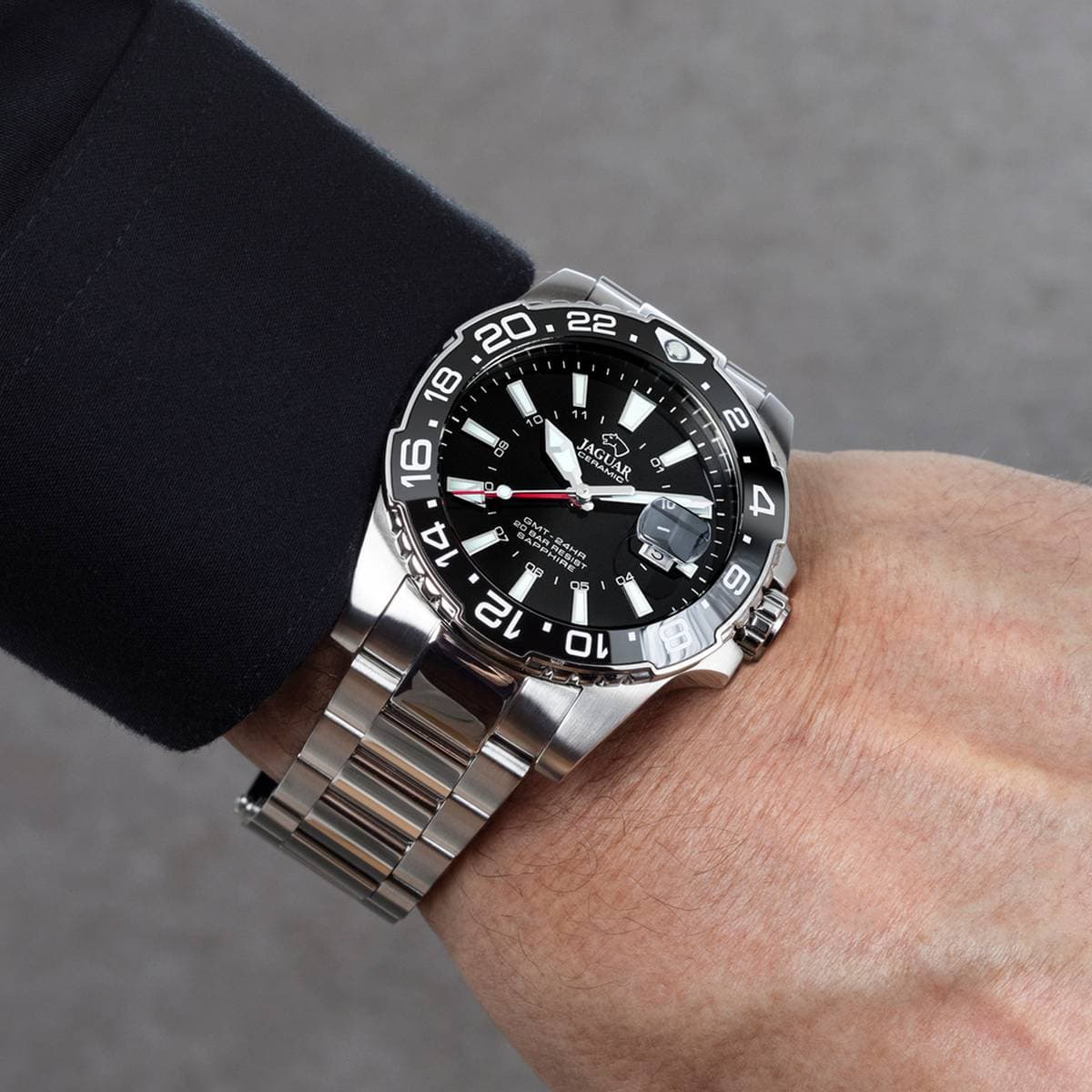 Orologio Jaguar Ceramic GMT con quadrante nero, lunetta 24 ore, bracciale acciaio lucido, stile sportivo elegante.