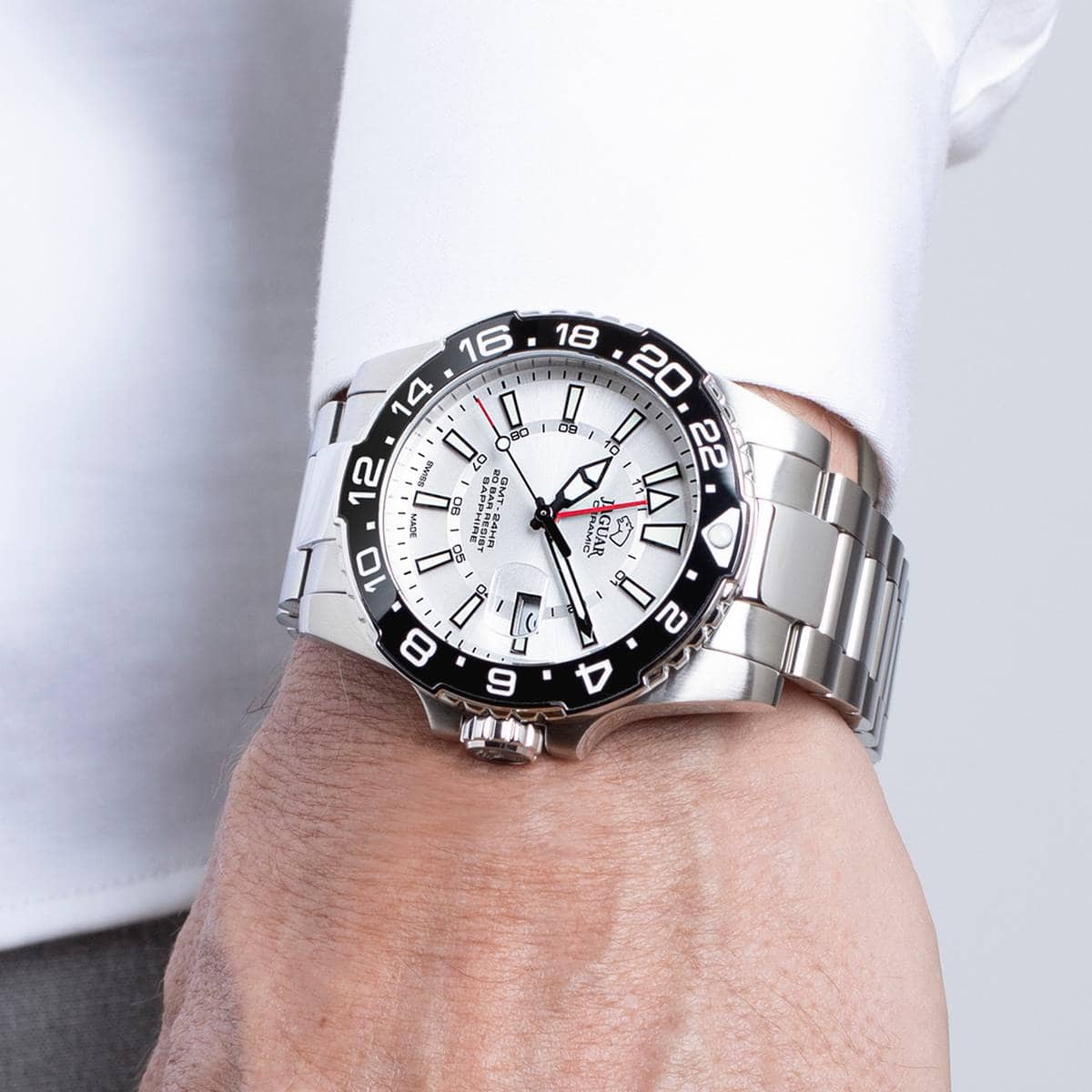 Orologio Jaguar Ceramic GMT con quadrante bianco, lunetta nera, bracciale acciaio, look sportivo per uso quotidiano.