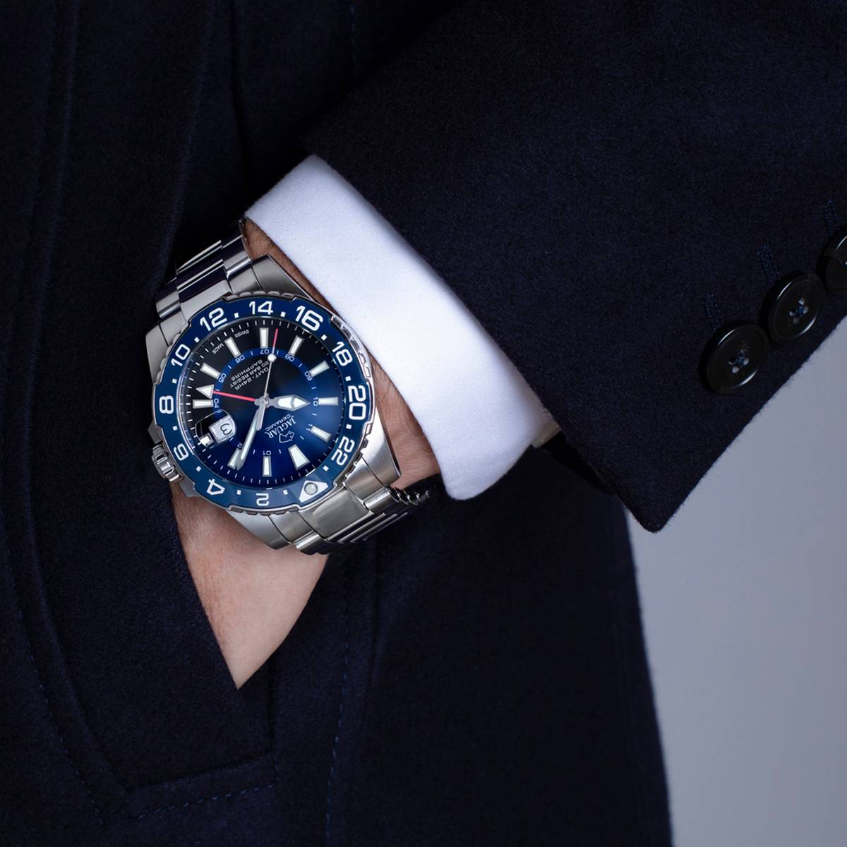 Orologio Jaguar Ceramic GMT con quadrante blu, lunetta blu 24 ore, bracciale acciaio, design sportivo e versatile.