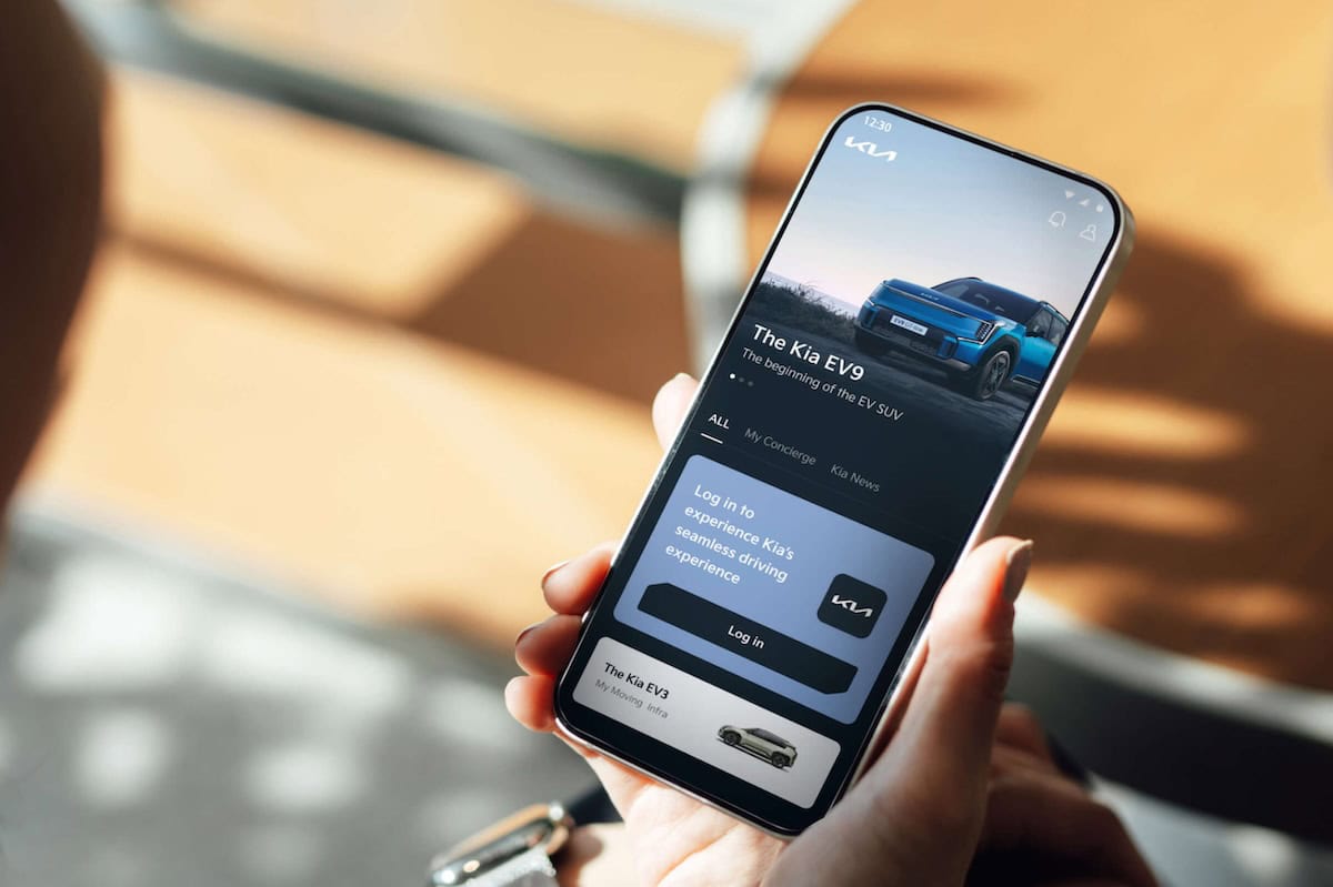 App Kia Connect aperta su smartphone con informazioni sul SUV elettrico Kia EV9