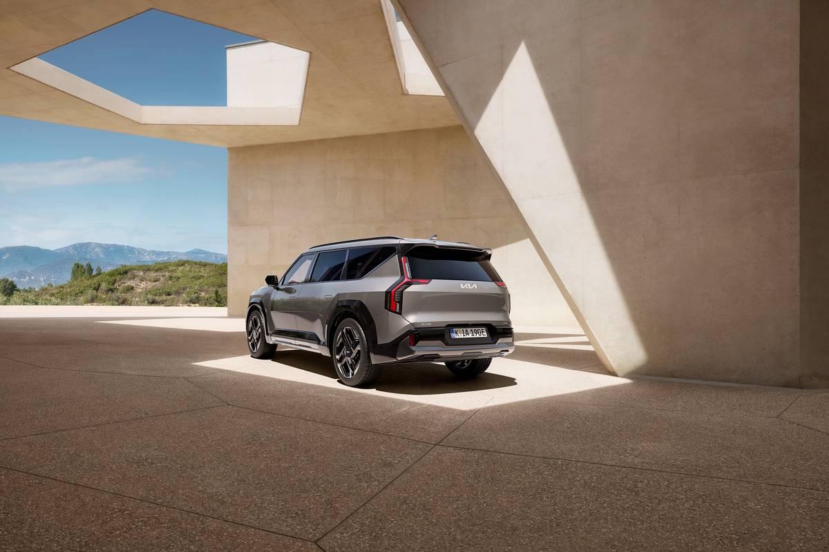 SUV elettrico Kia EV9 GT grigio, posteriore scolpito, luci LED verticali, design moderno.