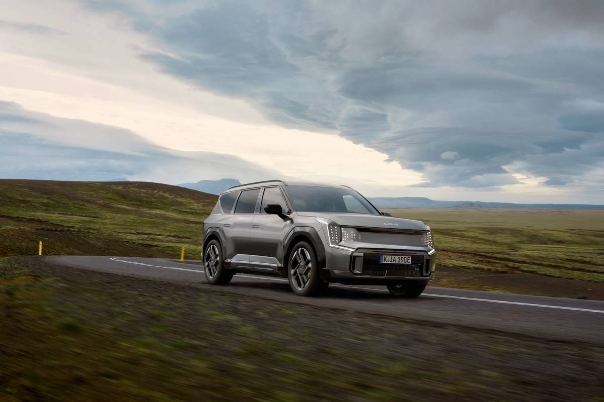 Il SUV elettrico Kia EV9 GT grigio in movimento