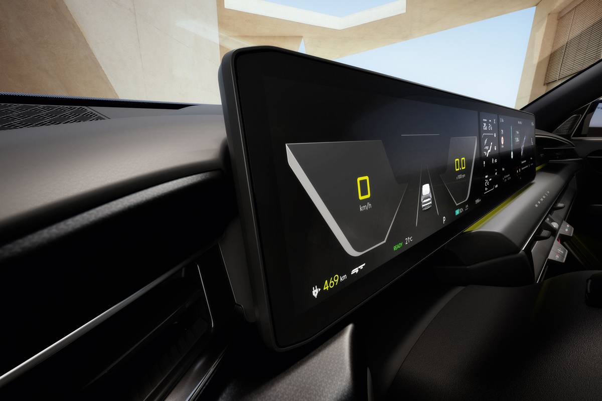 Cruscotto digitale Kia EV9 GT con grafica minimal, indicatore autonomia, design pulito, tecnologia integrata.