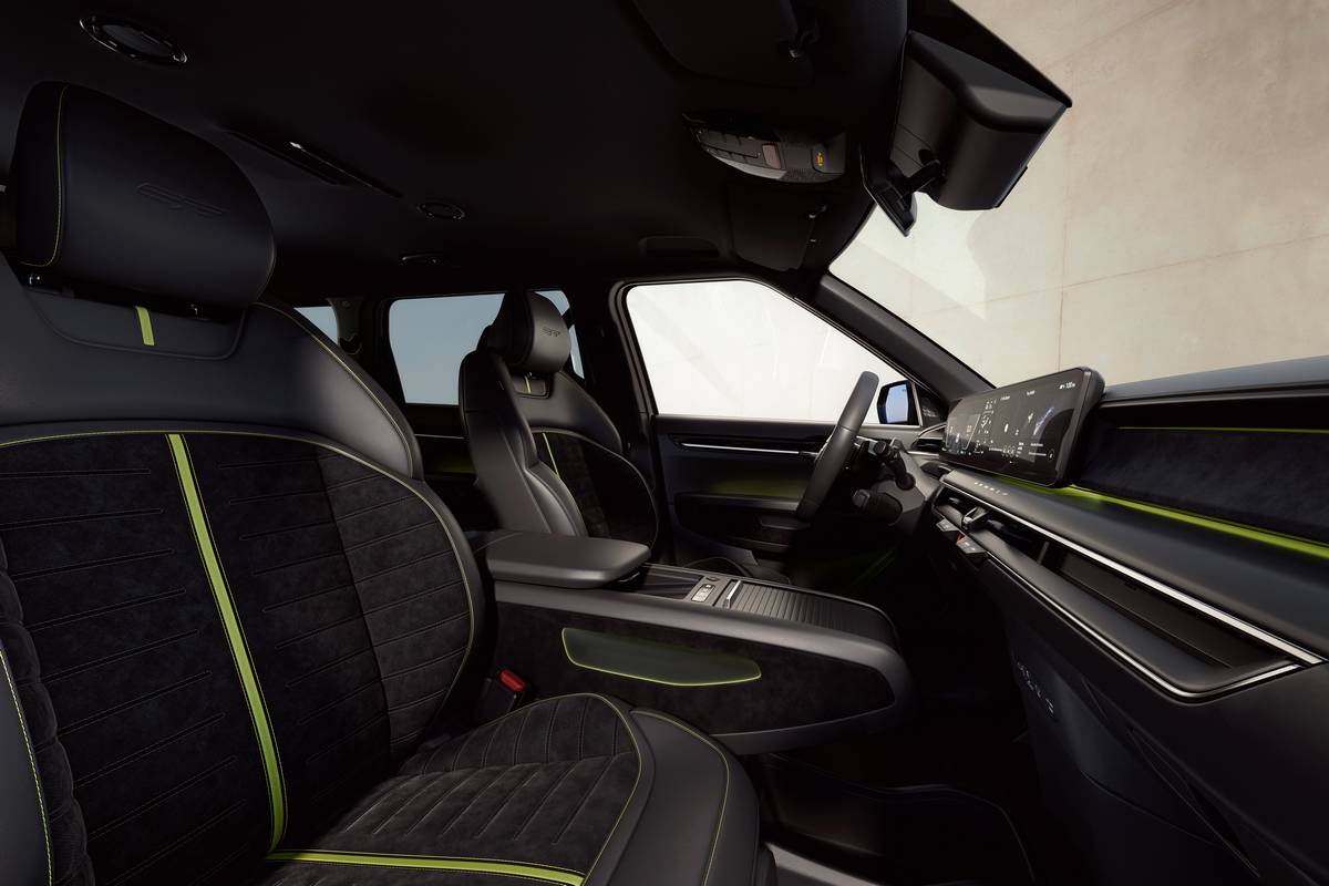 Interni Kia EV9 GT con sedili sportivi neri, dettagli lime.