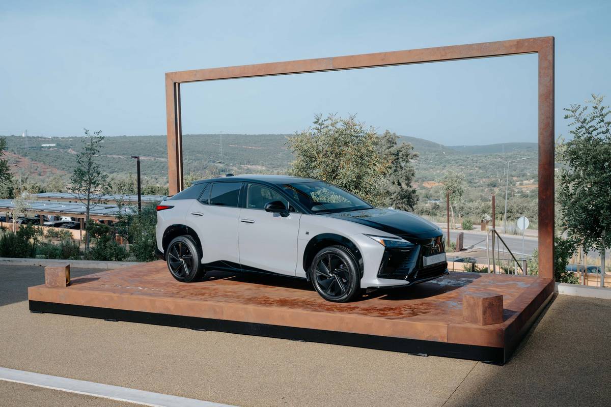 SUV Lexus RZ 550e F Sport bicolore nero e argento su pedana