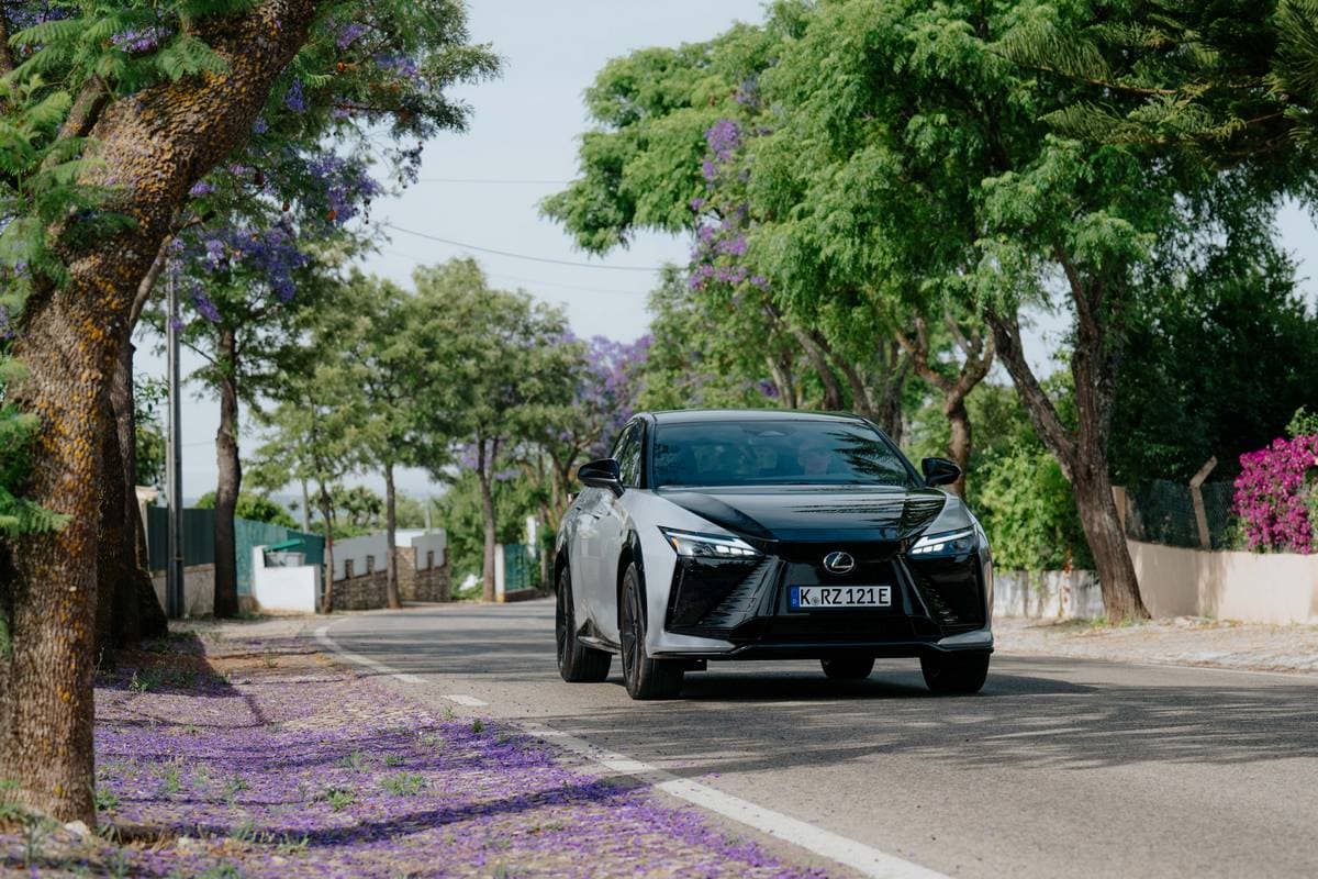 Lexus RZ 550e F Sport nero e argento in movimento