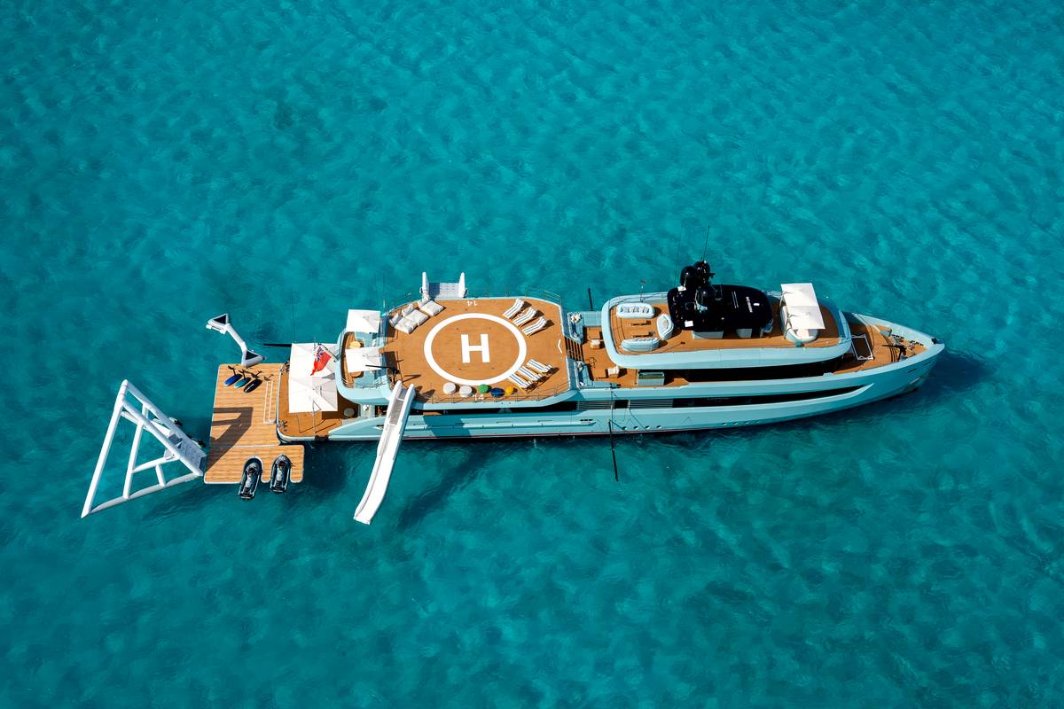 Limerence Alia Yachts con area prendisole e ponte attrezzato con scivolo, ombrelloni e zona relax sull’acqua