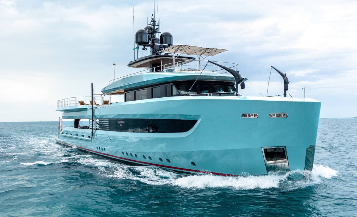 Il superyacht Limerence naviga in mare aperto