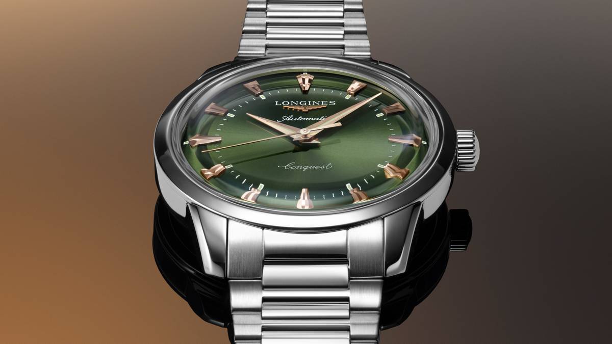 Quadrante verde con indici oro rosa, bracciale, Longines Conquest Heritage raffinato e contemporaneo.
