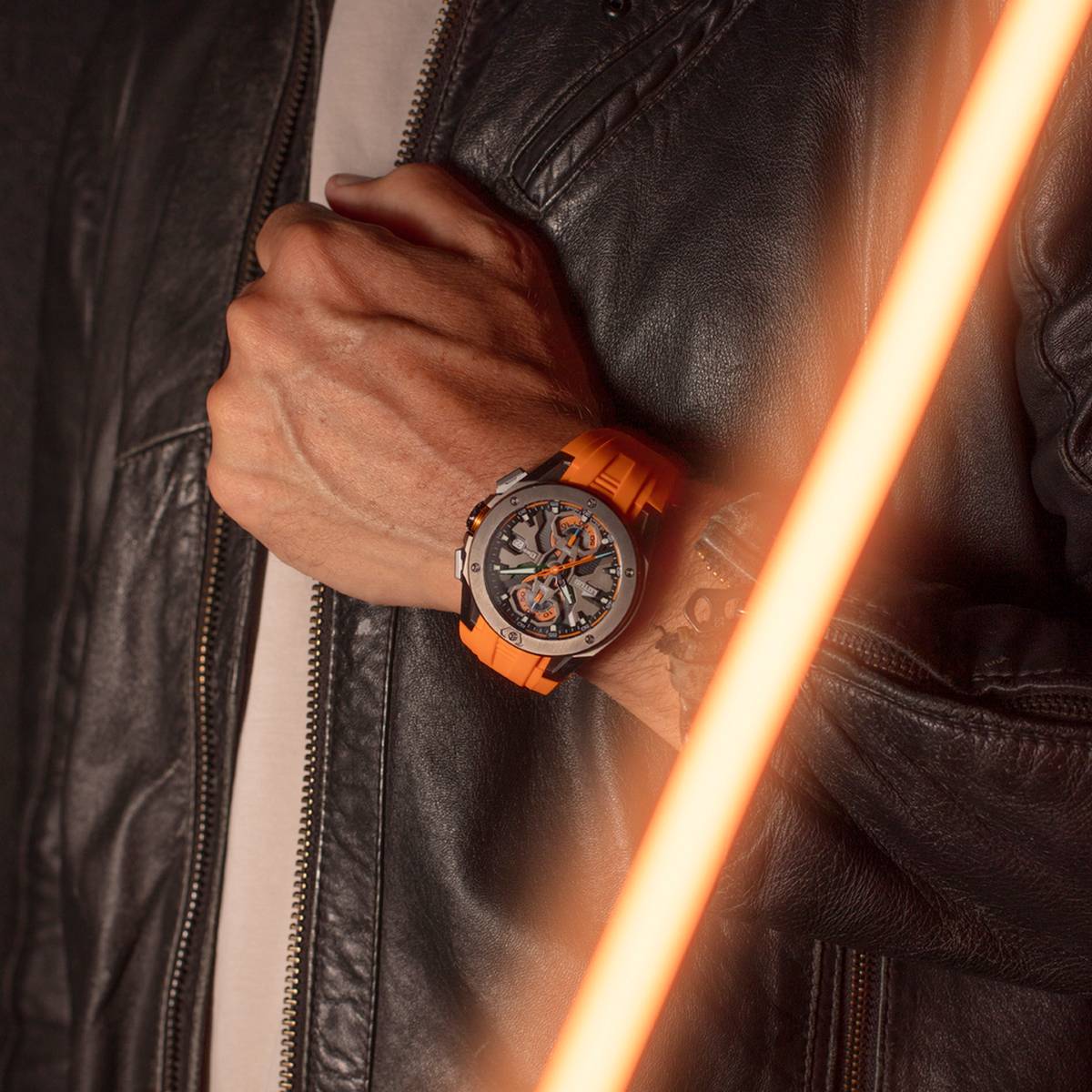 Orologio Lotus Vortex con cinturino arancione acceso