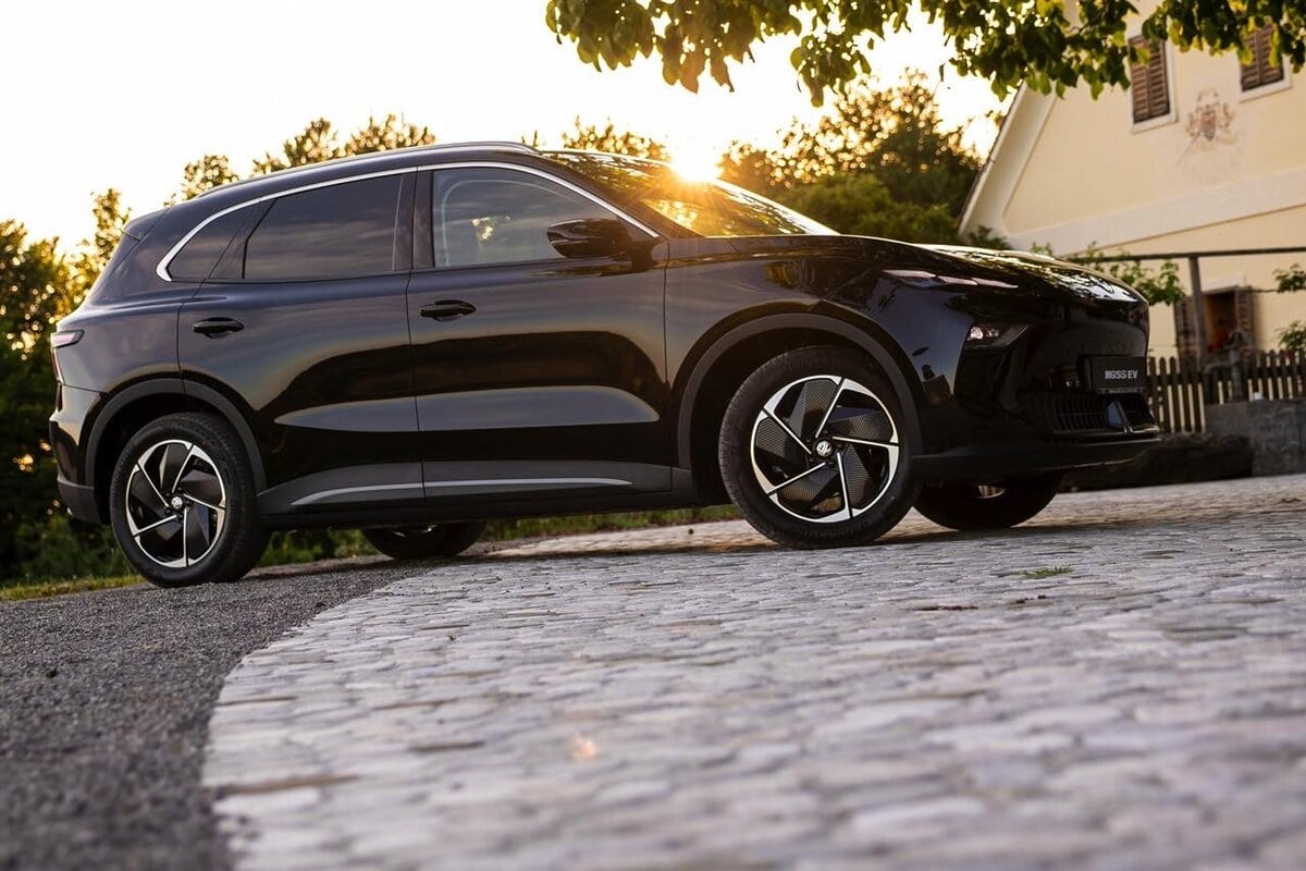 MG S5 EV 2025 nera, vista laterale con luce del tramonto