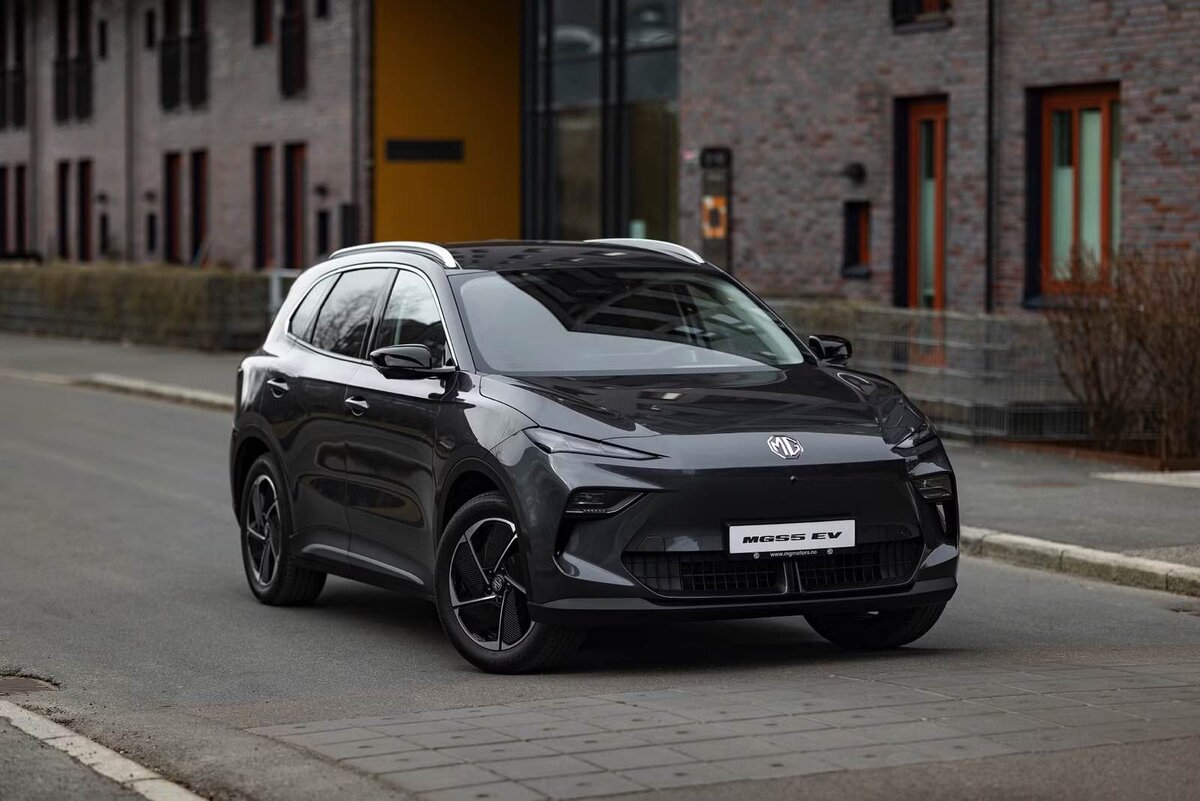 MG S5 EV 2025 frontale tre quarti in contesto urbano