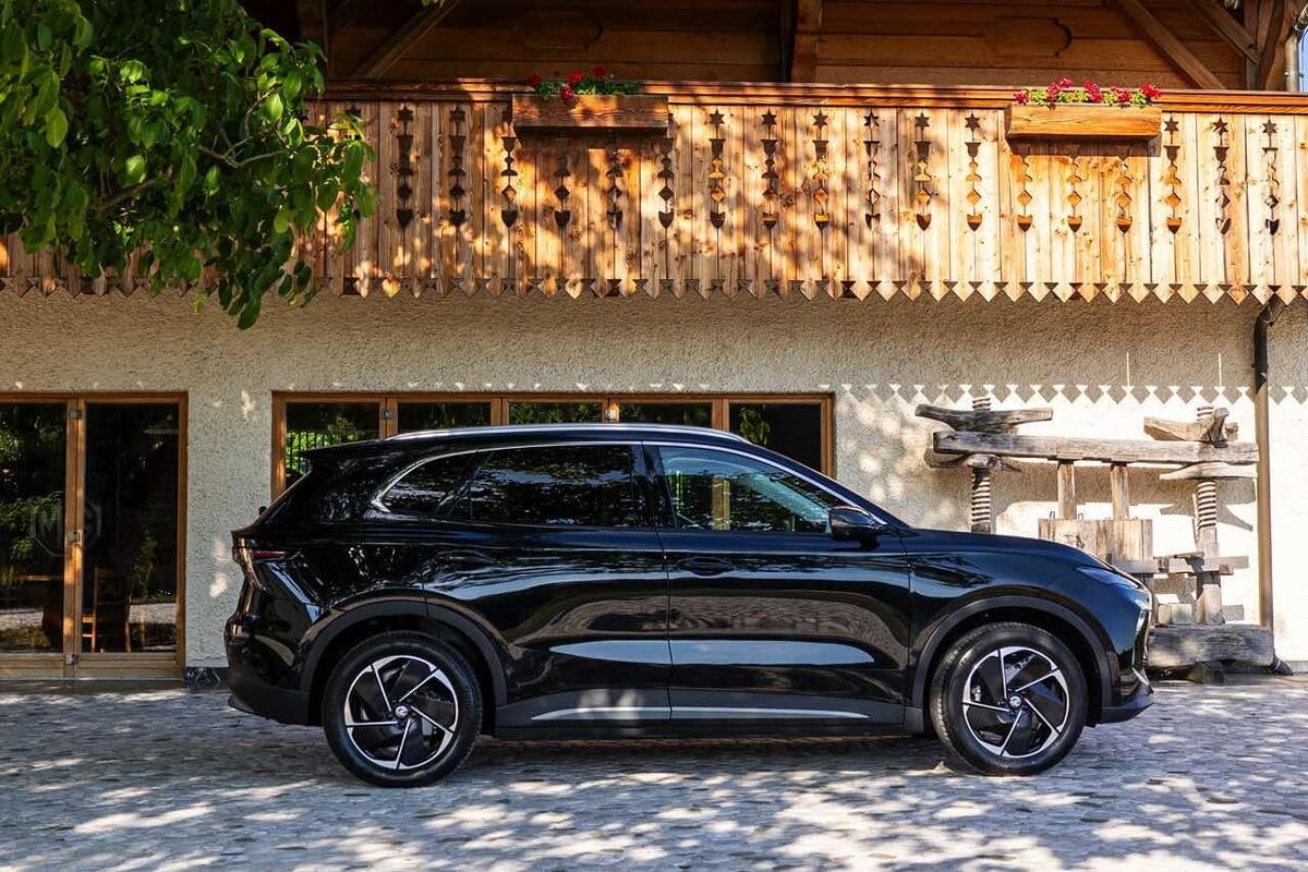 MG S5 EV 2025, vista laterale completa su pavimentazione chiara