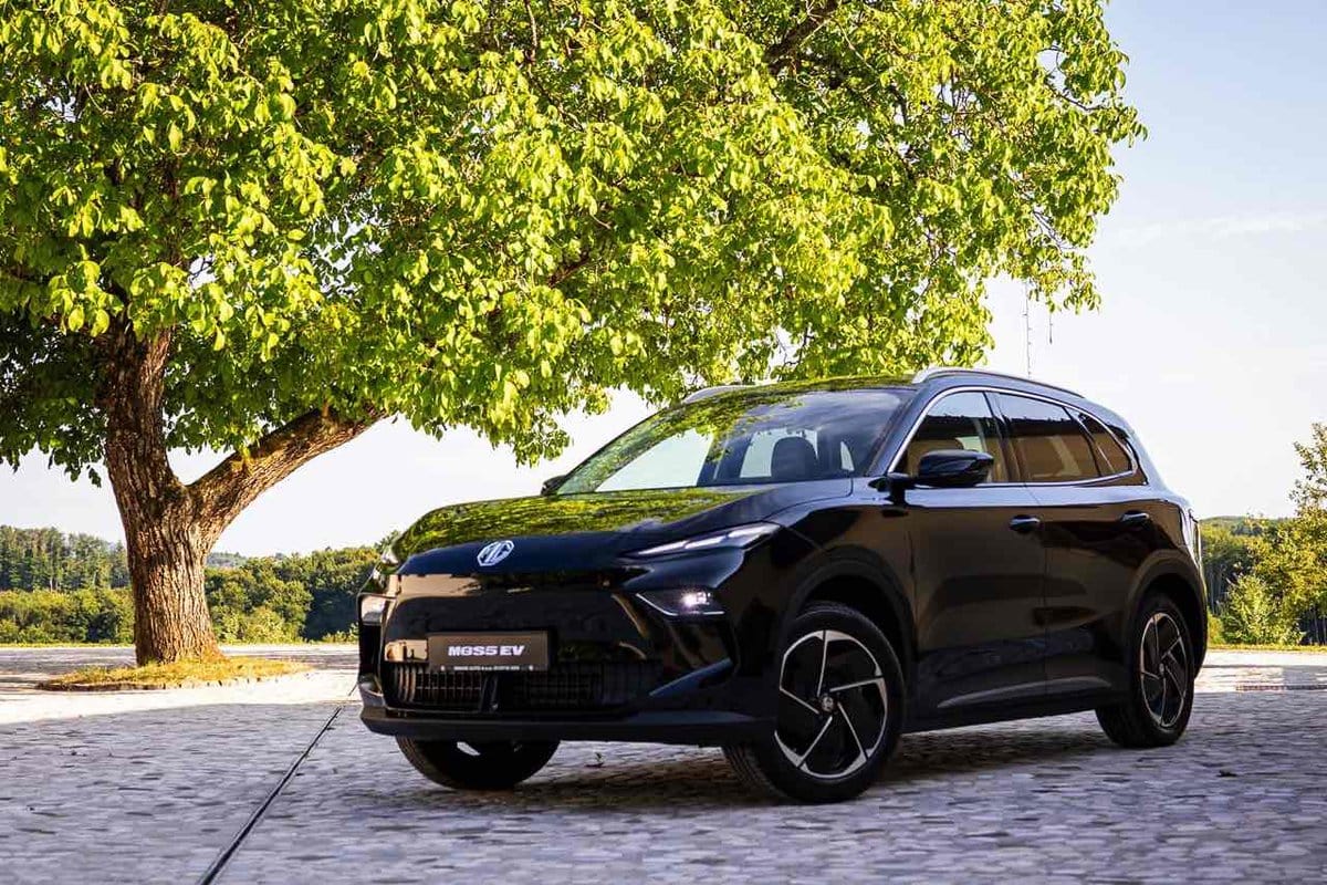 MG S5 EV 2025 frontale tre quarti sotto un albero, colore nero