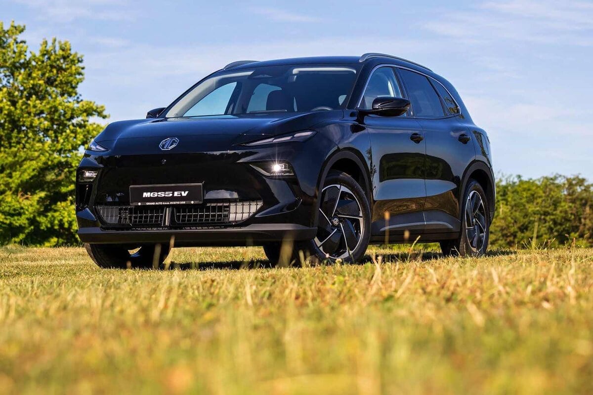 MG S5 EV 2025 vista frontale in campo aperto