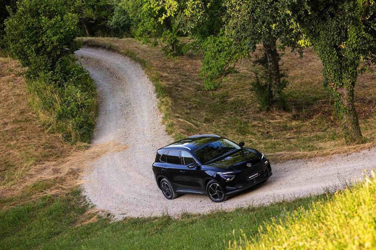 MG S5 EV 2025 su sterrato tra alberi, vista dall’alto